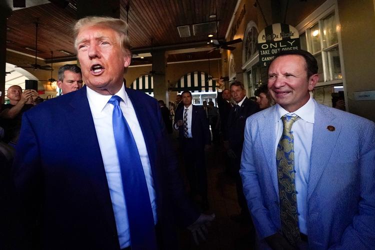Jeff Landry (th.) har været guvernør i Louisiana siden januar 2024. Her ses han sammen med Donald Trump i 2023. Arkivfoto:  Gerald Herbert