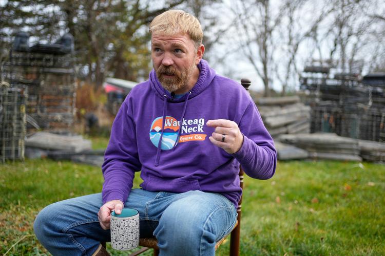 Graham Platner har en tatovering af en hundeskikkelse viklet ind i en plantes arme på sin krop. Tidligere var tatoveringen mere kontroversiel, da det var et dødningehoved med korslagte knogler – et såkaldt totenkopf. Foto: Robert F. Bukaty/Ritzau Scanpix