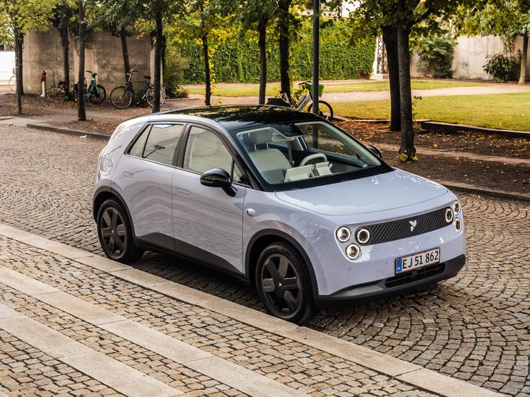 Fireflys enkle design minder om en anden elbil, den elegante Honda E. Eller måske lidt om de konceptbiler, VW lancerede for nogle år siden under navnet id.1. 