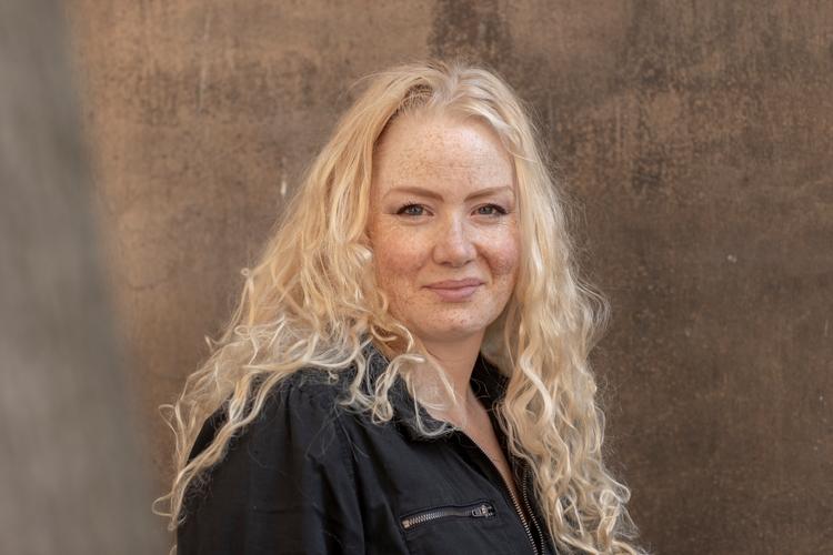 Sanne Søndergaard er både kendt som komiker og som forfatter til ni bøger. Hun debuterede i 2008 med ungdomsromanen 'Kære dødsbog'. Foto: Miriam Dalsgaard