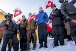 Ved valget i Grønland i marts protesterede flere hundrede mennesker mod den amerikanske præsidents udtalelser om at købe Grønland. Blandt deltagerne var Jens-Frederik Nielsen (blå jakke), der blev Grønlands regeringsleder. Foto: Nicolai West