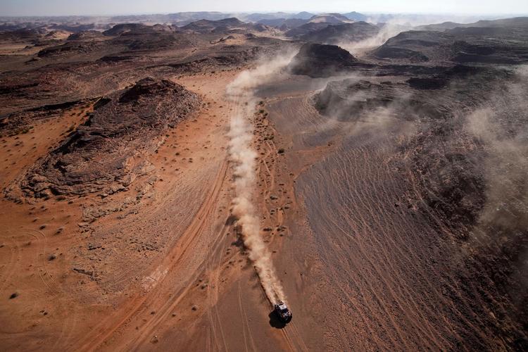    Henk Lategan og co-driver Brett Cummings kæmper sig vej gennem sanddynerne på fjerde etape af Dakar Rally 2025 mellem Al Henakiyah og al-Ula i Saudi Arabien. Løbet blev vundet af hjemmebanefavoritten Yazeed Mohamed Al-Rajhi, der havde tyske Timo Gottschalk som co-driver.   Foto: Christophe Ena/Ritzau Scanpix