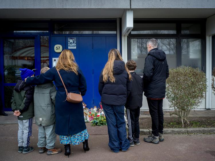 Katrine Dichmann Christoffersen (nr. 3 fra venstre) lægger med sin familie blomster ved den sørgeplads, som er opstået foran opgangen i Høje Gladsaxe, hvor den dræbte toårige dreng boede med sin familie. Foto: Mads Nissen