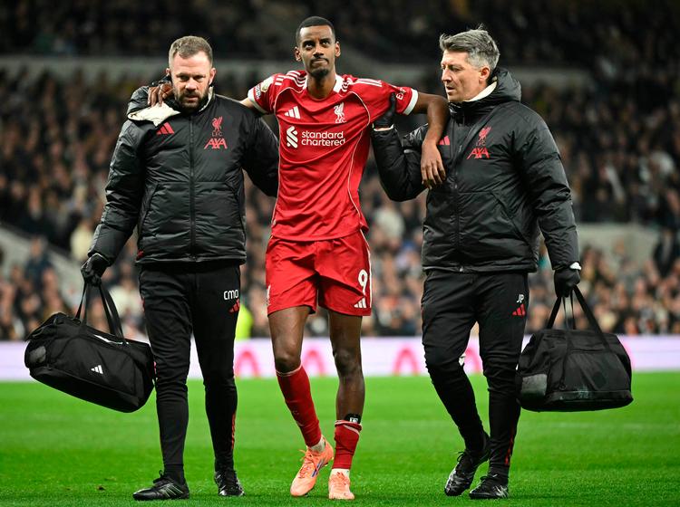Alexander Isak blev skadet ifm. sin scoring i kampen mod Tottenham forleden. Nu er han blevet opereret for et brud i underbenet. Foto: Justin Tallis/Ritzau Scanpix