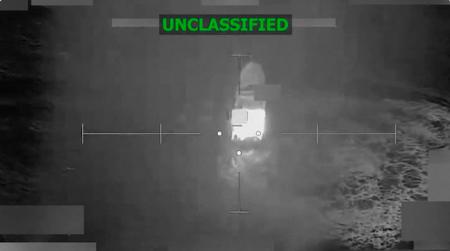 Denne optagelse fra det amerikanske militær viser et angreb på et skib i sidste uge. Foto: Handout/Ritzau Scanpix