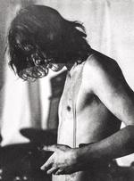 Bjørn Nørgaard set fra siden fra Bjørn Nørgaard, Hans-Jørgen Nielsen og Per Kirkebys 'Tender Buttons', en aktion opført i Aarhus i 1968. Foto: CDR-film Ltd.