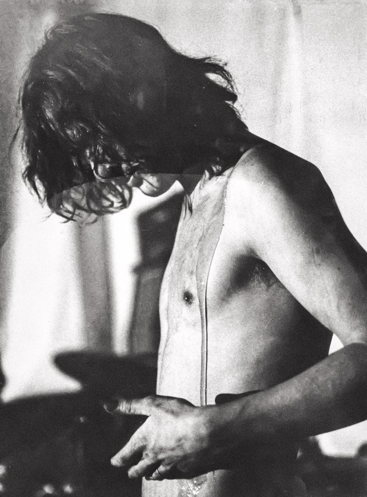 Bjørn Nørgaard set fra siden fra Bjørn Nørgaard, Hans-Jørgen Nielsen og Per Kirkebys 'Tender Buttons', en aktion opført i Aarhus i 1968. Foto: CDR-film Ltd.