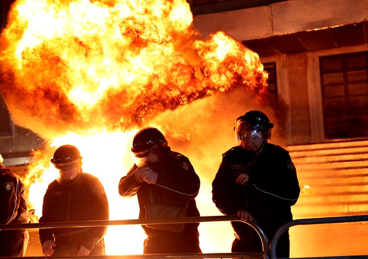 Til mandagens demonstration stod politiet mellem demonstranter og Statsministeriet, mens molotovcocktails fløj over hovedet på dem. Foto: Adnan Beci/Ritzau Scanpix