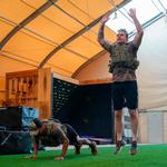 USA’s forsvarsminister, Pete Hegseth, deltog i marts 2025 i en træningssession med Navy SEALs på en militærbase på Hawaii. I den forbindelse bemærkede flere medier, at han havde fået tatoveret ordet kafir – arabisk for »vantro«. Hegseth har tidligere vakt opmærksomhed med sine korsfarertatoveringer. Foto: Sra Madelyn Keech/dod/planet Pix/Ritzau Scanpix