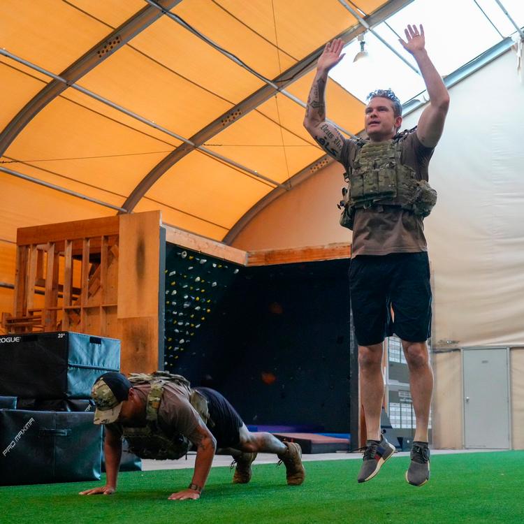USA’s forsvarsminister, Pete Hegseth, deltog i marts 2025 i en træningssession med Navy SEALs på en militærbase på Hawaii. I den forbindelse bemærkede flere medier, at han havde fået tatoveret ordet kafir – arabisk for »vantro«. Hegseth har tidligere vakt opmærksomhed med sine korsfarertatoveringer. Foto: Sra Madelyn Keech/dod/planet Pix/Ritzau Scanpix