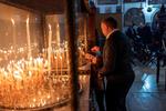 Pilgrimme og lokale kristne tænder lys i Fødselskirken, der menes at være bygget oven på Jesu fødested. Foto: Ilia Yefimovich/Ritzau Scanpix
