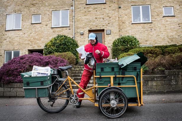 I maj 2016 blev der indgået en postaftale, som betød, at det daværende Post Danmark afskaffede dag-til-dag-levering af breve (A-post), og at et standardbrev fra 1. januar 2017 skulle leveres inden for fem dage (B-brev). På billedet er det postbud Carsten Christensen, der leverer post på sin rute i Risskov ved Aarhus.   Foto: Casper Dalhoff
