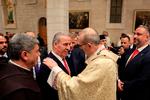 Den palæstinensiske vicepræsident, Hussein Al-Sheikh, hilser på Jerusalems fungerende Patriark under messen i Betlehem. Foto: Mussa Qawasma/Ritzau Scanpix