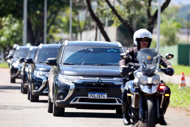 En konvoj af sorte biler kørte onsdag ind i parkeringskælderen ved DF Star-hospitalet i hovedstaden Brasilia med Brasiliens tidligere præsident, Jais Bolsonaro, som skulle køres til en operation. Foto: Mateus Bonomi/Ritzau Scanpix