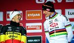 Thibau Nys (t.v.) havde overskud til latter trods nederlaget til Mathieu van der Poel (t.h.). Foto: Jasper Jacobs/Ritzau Scanpix