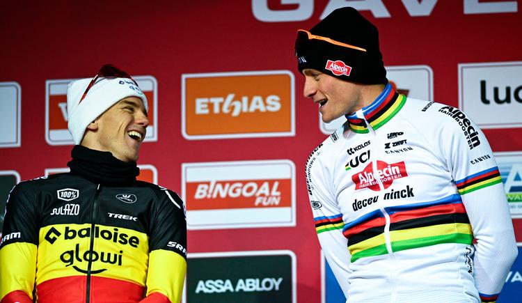 Thibau Nys (t.v.) havde overskud til latter trods nederlaget til Mathieu van der Poel (t.h.). Foto: Jasper Jacobs/Ritzau Scanpix