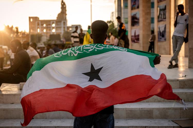 På dette arkivfoto holder en mand Somalilands flag ved et mindesmærke i hovedstaden, Hargeisa. Foto: Luis Tato/Ritzau Scanpix
