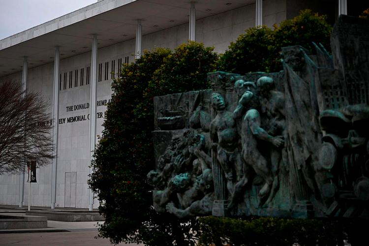 Det, der før hed John F. Kennedy Center er nu blevet omdøbt til  Trump-Kennedy Center. Det har fået musiker til at trække sig som vært for en traditionsrig julekoncert. Det kan få alvorlige konsekvenser.   Foto: Brendan Smialowski/Ritzau Scanpix