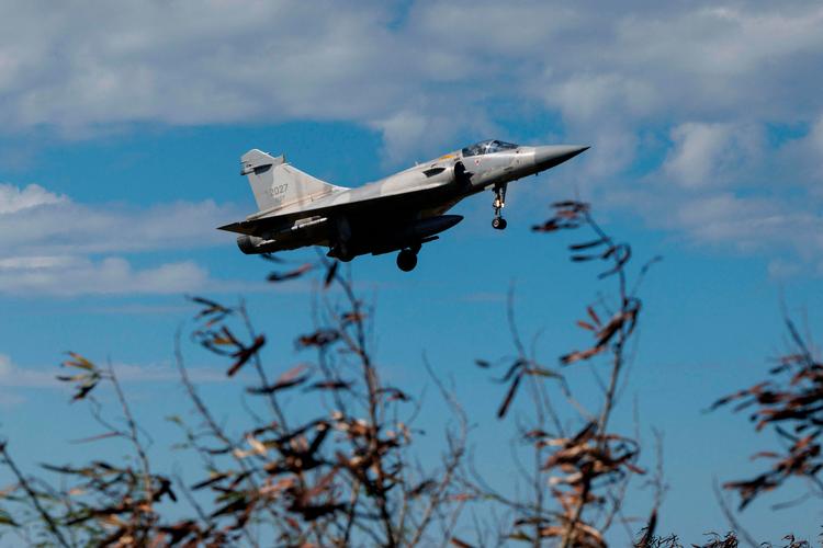 Et taivanesisk Mirage 2000-kampfly letter fra Hsinchu luftbasen t idligere i dag.  Foto: Cheng Yu-chen/Ritzau Scanpix