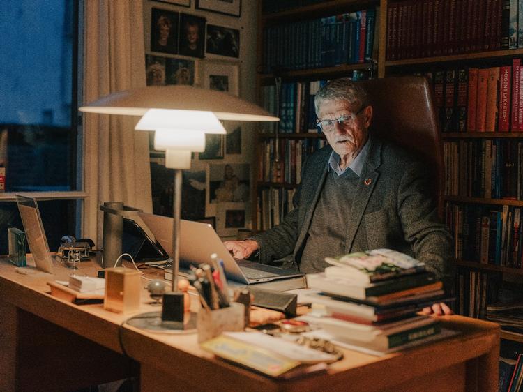 Mogens Lykketofts har tilbragt ikke så få timer ved dette skrivebord. Det har fulgt ham siden 1967.  Foto: Peter Maunsbach