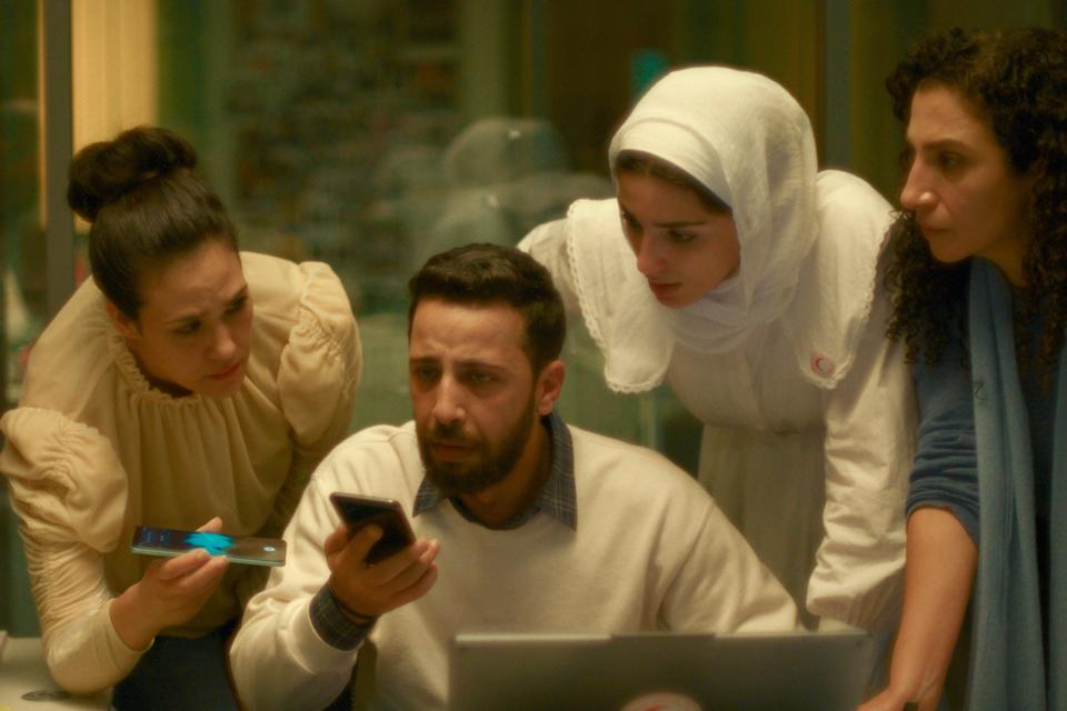 Har tunesiske Kauother Ben Hania (’Fire Døtre’) gjort det igen og skabt et dokudramatisk mesterværk? Det tyder alt på. "Hind Rajabs Stemme" er shortlistet til en Oscar. 
Fotocredit: MIME FILMS – TANIT FILMS
 Trailer ligger her: https://youtu.be/SKUF8JxKkpI?si=WC1un4UsprL5eEOT
 Foto: MIME FILMS – TANIT FILMS