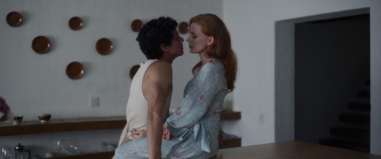 Jessica Chastain (th.) og danseren Isaac Hernández spiller over for hinanden i Michel Francos film om magt og begær.
 Foto: Angel Distribution