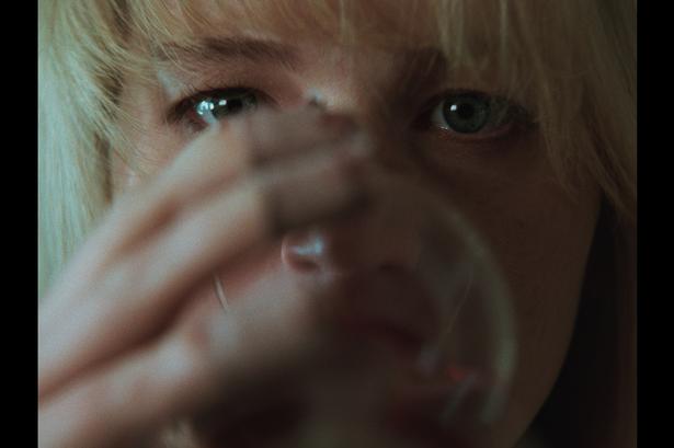 Jennifer Lawrence er ved at gå i spåner i Lynne Ramseys punkede kærlighedsfilm og depressionskomedie.
credit: Film Bazar Foto: Film Bazar