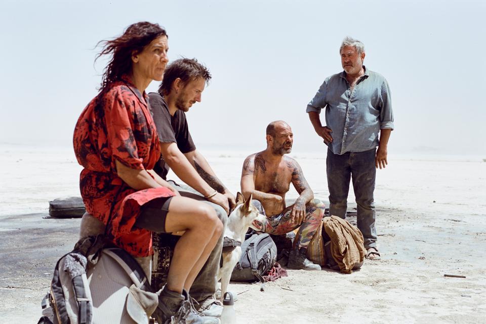 Man skulle ikke tro, der var meget at grine ad i den ørkenstøvede apokalyptiske film Sirât. Men der er eksplosive overraskelser i vente. Credit: Camera Film Foto: Camera Film