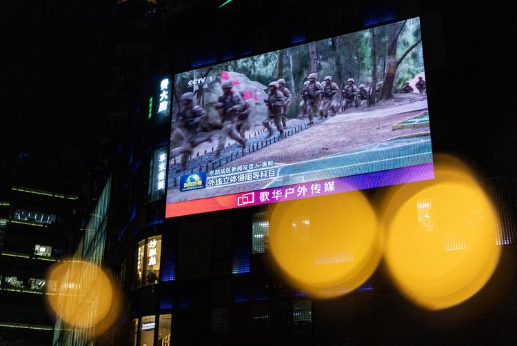 En kæmpe skærm i Beijing viser billeder fra den kinesiske militærøvelse rundt om Taiwan. Foto: Maxim Shemetov/Ritzau Scanpix