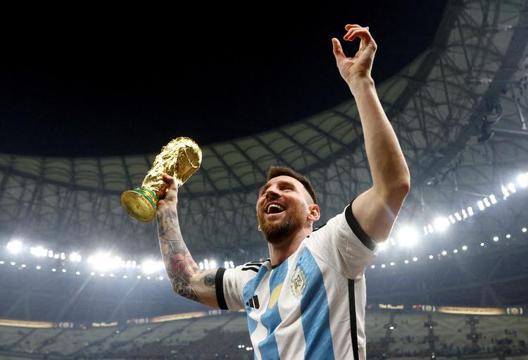 Argentina med Lionel Messi i spidsen vandt den store pokal, da VM i fodbold blev afholdt i Qatar i 2022. Næste år går det løs i Canada, Mexico og USA. Foto: Hannah Mckay/Ritzau Scanpix
