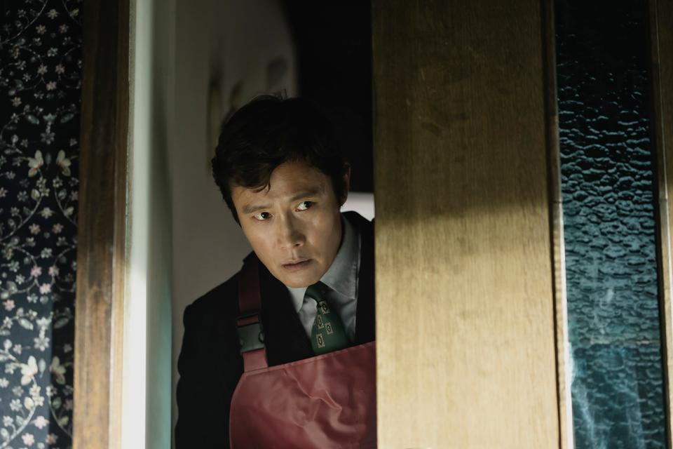 Han vil slå ihjel for at få et job. Bogstaveligt talt. Lee Byung-hun spiller hovedrollen i en af dette års oscarfavoritter. 
Credit: FIlm Bazar Foto: Film Bazar