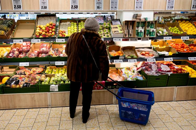  Lidl har flere gange sat priserne på frugt og grønt ned svarende til, at momsen var nul. Effekten er den samme hver gang: kunderne køber mere. Både de dyre økologiske avokadoer og de billige gulerødder. Foto: Finn Frandsen
