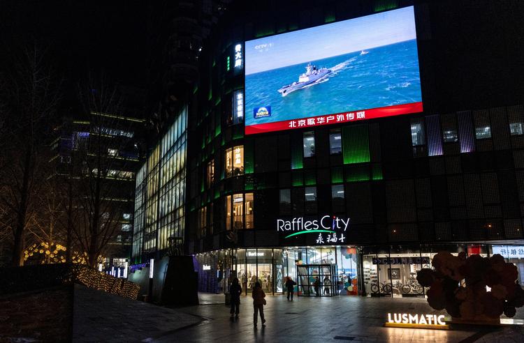 I Beijing kan befolkningen på storskærm følge med i nyhederne om Kinas militærøvelse ud for Taiwan. Foto: Maxim Shemetov/Ritzau Scanpix