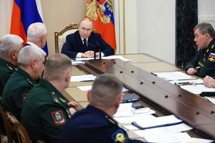 Mandag holdt Ruslands præsident, Vladimir Putin, møde om Ukraine med flere russiske generaler. Det vides stadig ikke, hvor Putin befandt sig under det påståede angreb på hans private residens.  Foto: Mikhail Metzel/Ritzau Scanpix