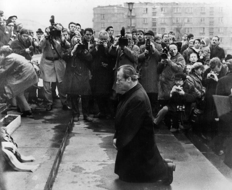Forbundskansler Willy Brandt knælede i anger over Nazitysklands ugerninger, da han i 1970 besøgte Polen. Mon vi en dag i fremtiden kommer til at se en russisk præsident vise anger over for Ukraine?, spørger skribenten. Foto: /Ritzau Scanpix