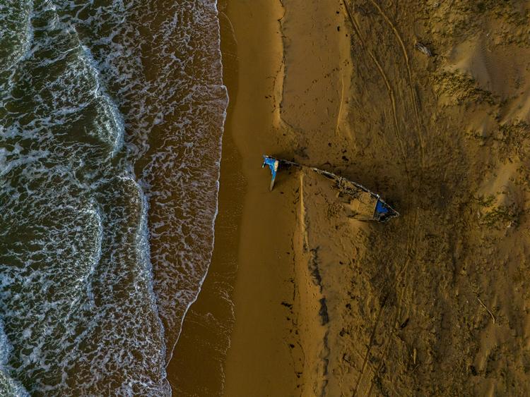 Resterne af 30-fods båden, der 6. november blev angrebet af USA's militær. Angrebet blev videofilmet af en kvinde på stranden nær den colombianske by Puerto Lopez.   Foto: Federico Rios/Ritzau Scanpix