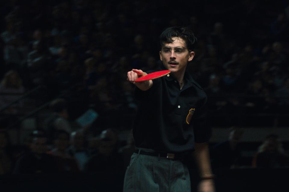 Med øje på bolden. Timothée Chalamet mener selv, han har givet sit livs præstations som Marty, der drømmer om international berømmelse i den hæsblæsende "Marty Supreme". 
credit: Nordisk Film Foto: Nordisk Film