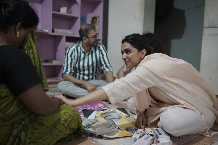 Deepika Padukone har stiftet organisationen The Live Love Laugh Foundation for at informere om psykisk sygdom. Organisationen tager på besøg på skoler og blandt forskere og selv drager hun også ud i landet som her i Tiruvallur i Tamil Nadu i forbindelse med verdens sundhedsdag.  Foto: The Live Love Laugh Foundation