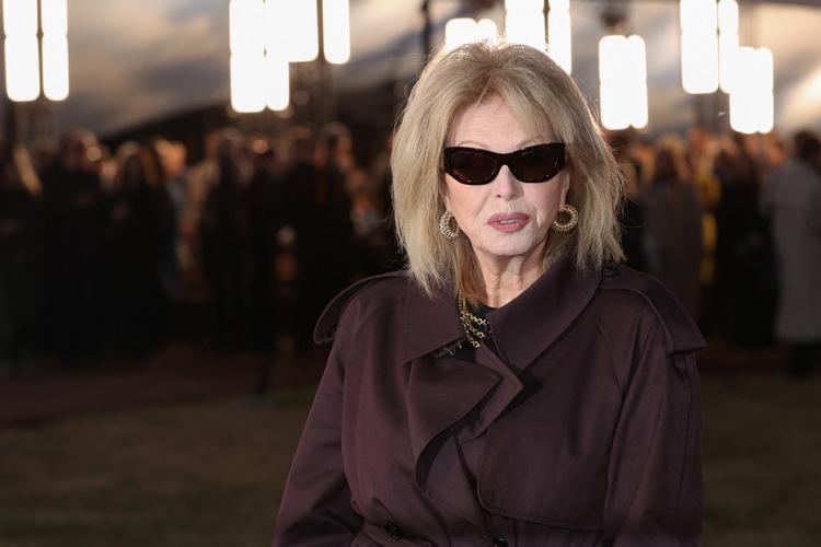 Joanna Lumley er sendt til Donau for at fortælle om verden uden for Skt. Albions ø. Foto: Katie Collins/Ritzau Scanpix