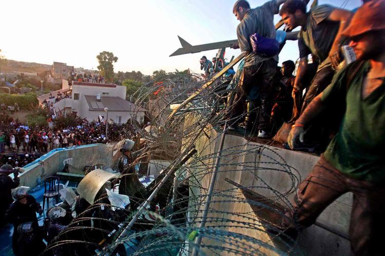 Israelske bosættere smider maling og andet kasteskyts i hovedet på politiet under en demonstration på Vestbredden.
 Foto: Baz Ratner