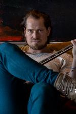 Rasmus Madsen, der er i dag er 46, elskede som barn at lytte med, når Johnny Madsen sad med guitaren og komponerede. »For mig var det en helt fantastisk oplevelse at sidde der og følge skabelsen«. Foto: Finn Frandsen