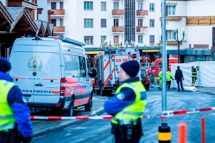 Branden på baren i Crans-Montana blev anmeldt omkring klokken 01.30, og ifølge politiet var de første politistyrker på stedet klokken 01.32. Foto: Maxime Schmid/Ritzau Scanpix
