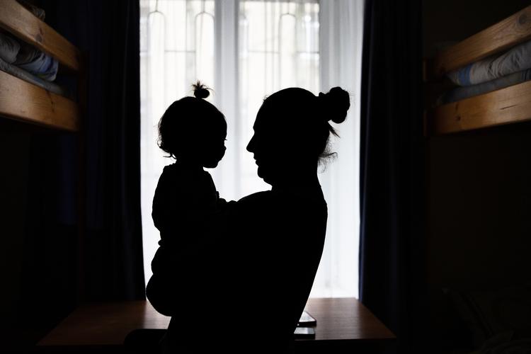 FN’s agentur for kønsbaseret vold hjælper shelters i hele Ukraine med at give kvinder hjælp. Her er det Valentyna, der flygtede fra sin mand sammen med deres lille barn og hendes to ældre søskende.  Foto: Thomas Borberg