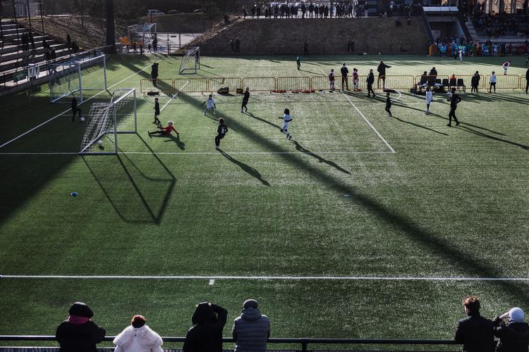 »Vi overholder 100 procent de regler, som DBU har nedsat«, siger chef for FCK Børnefodbold, Anders Lange, efter der i løbet af de seneste to år har været 16 tilfælde, hvor klubber i Politiken har angivet FCK for at rekruttere under den tilladte grænse. Foto: Emil Bay