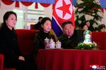 Nordkoreas diktator, Kim Jong-un, fejrede nytåret med et kæmpe show på verdens næststørste stadion. Han havde sin søster og datter, den mulige tronarving, med til bords. Foto: Str/Ritzau Scanpix