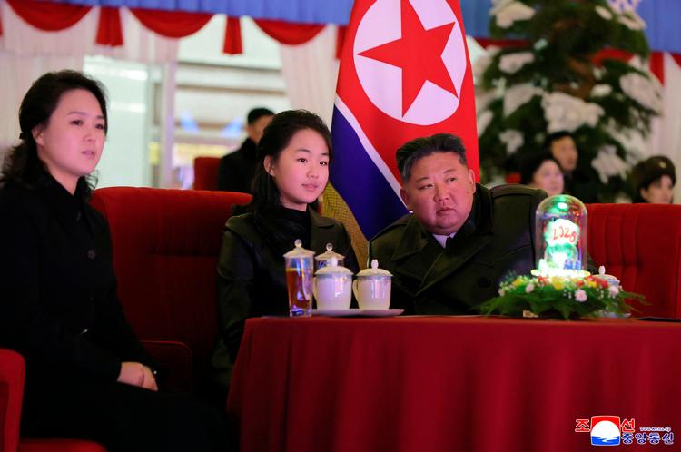 Nordkoreas diktator, Kim Jong-un, fejrede nytåret med et kæmpe show på verdens næststørste stadion. Han havde sin søster og datter, den mulige tronarving, med til bords. Foto: Str/Ritzau Scanpix