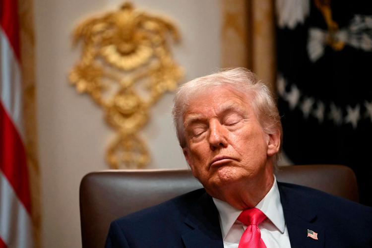 Trump ser ved flere lejligheder ud til at være faldet i søvn, men det afviser præsidenten.  Han lukker blot øjnene, fordi det er afslappende., siger han. Foto: Andrew Caballero-reynolds/Ritzau Scanpix