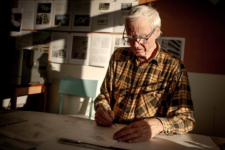 Carsten Hoff var aktiv lige til det sidste og udgav i november bogen ’Små aktører’.  Han blev 91 år. Arkivfoto:  Linda Kastrup