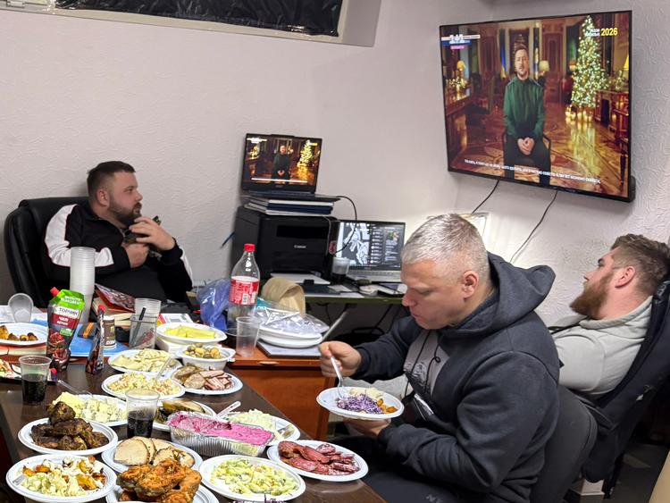  Soldater fra enheden 'Da Vinci-ulvene' lytter til præsident Volodymyr Zelenskyjs nytårstale. Foto: Cassandra Vinograd/Ritzau Scanpix