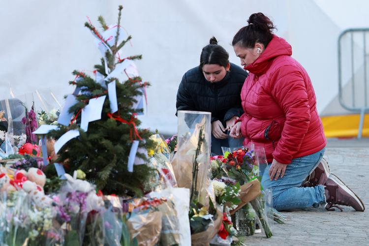 Borgere har lagt masser af blomster uden for Le Constellation Bar and Lounge i Crans Montana, hvor omkring 40 personer omkom i en brand nytårsnat. Foto: Stephanie Lecocq/Ritzau Scanpix